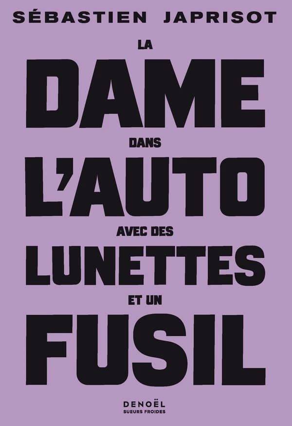 La Dame dans l'auto avec des lunettes et un fusil