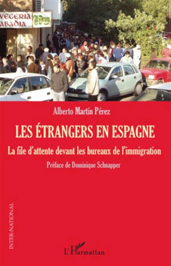 Les étrangers en Espagne : la file d'attente devant les bureaux de l'immigration