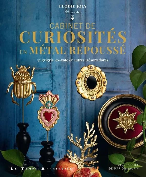 Cabinet de curiosités en métal repoussé