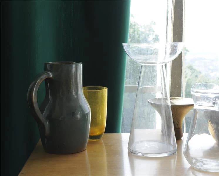Derrière le visible ; la tourette