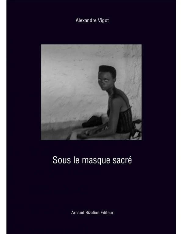 Sous le masque sacré