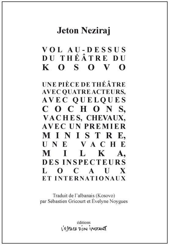 Vol au-dessus du théâtre du Kosovo ; Une pièce de théâtre avec quatre acteurs, avec quelques cochons, vaches, chevaux, avec un Premier ministre, une vache Milka, des inspecteurs locaux et internationaux