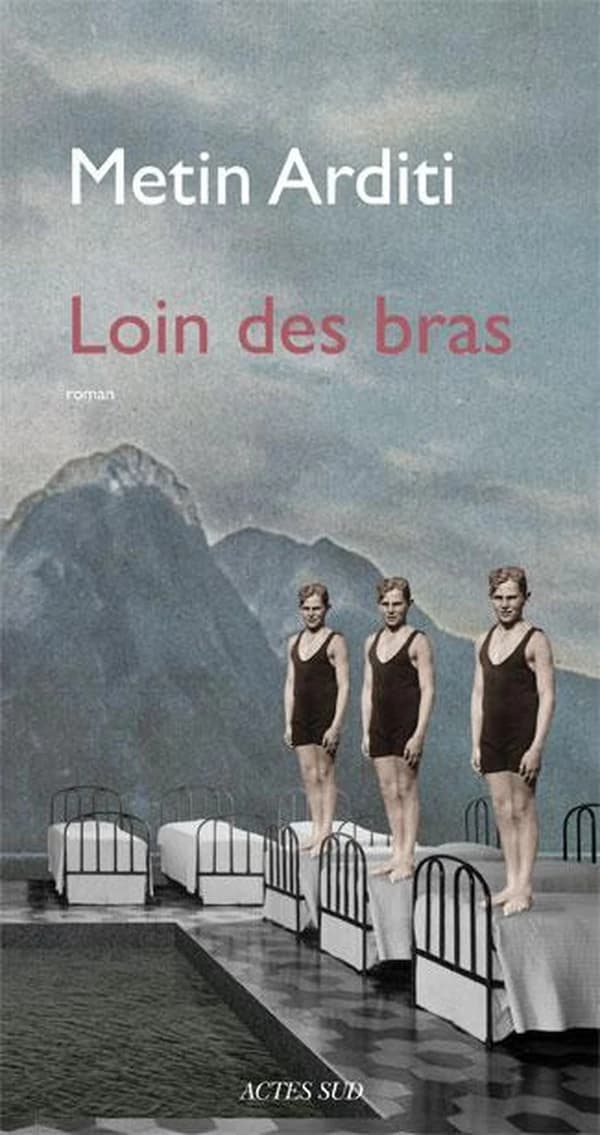 Loin des bras : roman