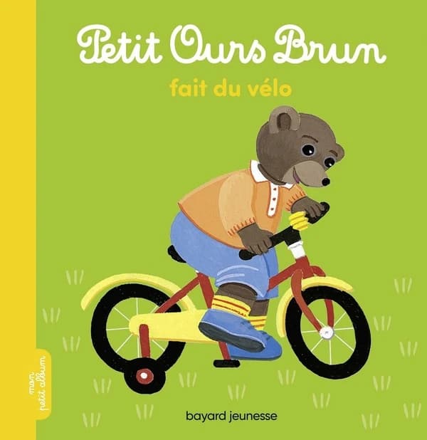 Petit Ours brun fait du vélo