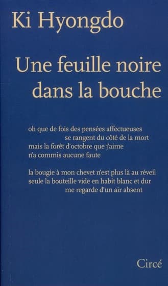 Une feuille noire dans la bouche