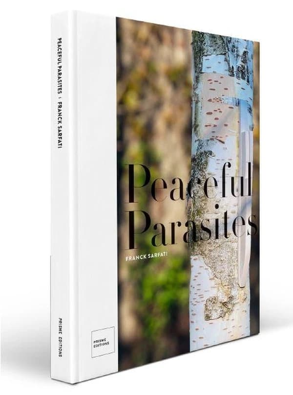 Peaceful parasites : Franck Sarfati : une installation artistique humaine en symbiose avec la nature, une promenade dans des parcs choisis, en des lieux méconnus