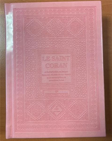 Le Saint Coran et la traduction en langue française du sens de ses versets et la : Couverture daim rose clair