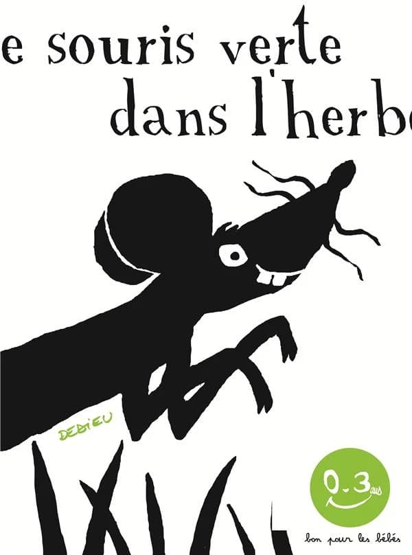 Une souris verte dans l'herbe