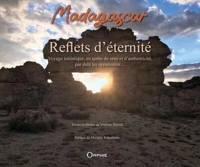 Madagascar, reflets d'éternité : voyage iniatique par delà les apparences : cosmogonie, histoire, anthropologie, spiritualités, rituels