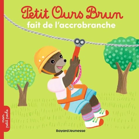 Petit Ours brun fait de l'accrobranche