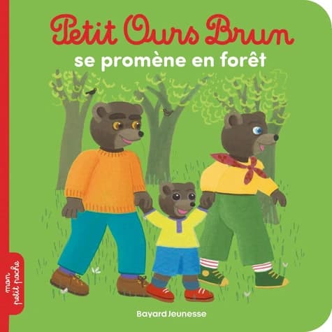 Petit Ours brun se promène en forêt