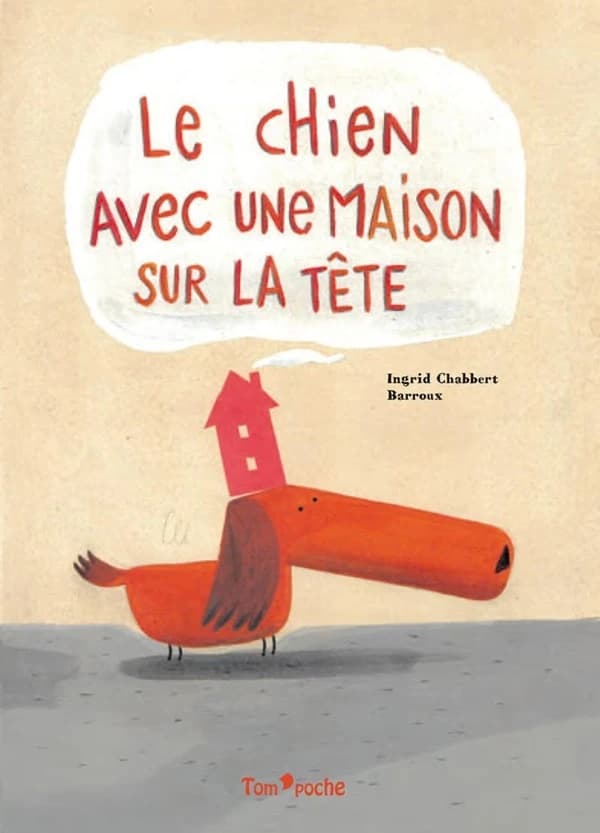 Le chien avec une maison sur la tête