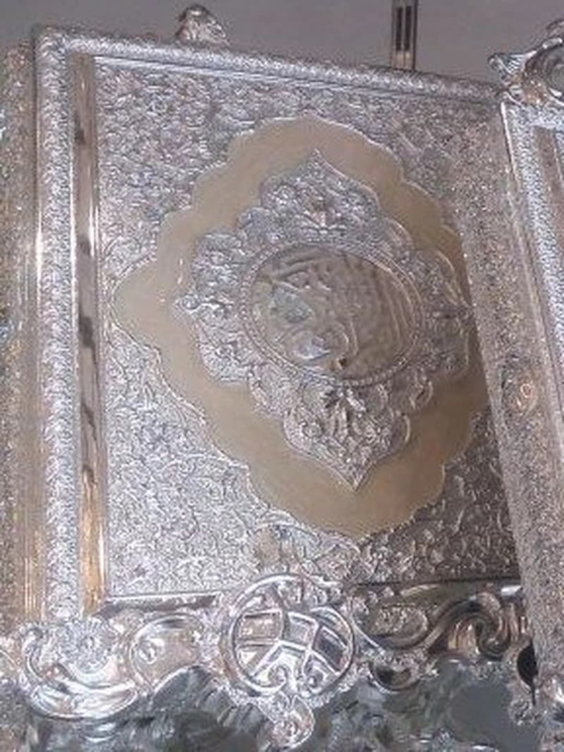علبة القرآن الكريم فضية عاج مرصعة بالاحجار بحمالة صغيرة