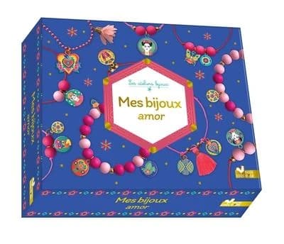 Mes bijoux Amor : Coffret avec des breloques autocollantes, des perles colorées, des perles dorées, un pompon fleur, un pompon fluo, des anneaux, des fils colorés, une chaîne