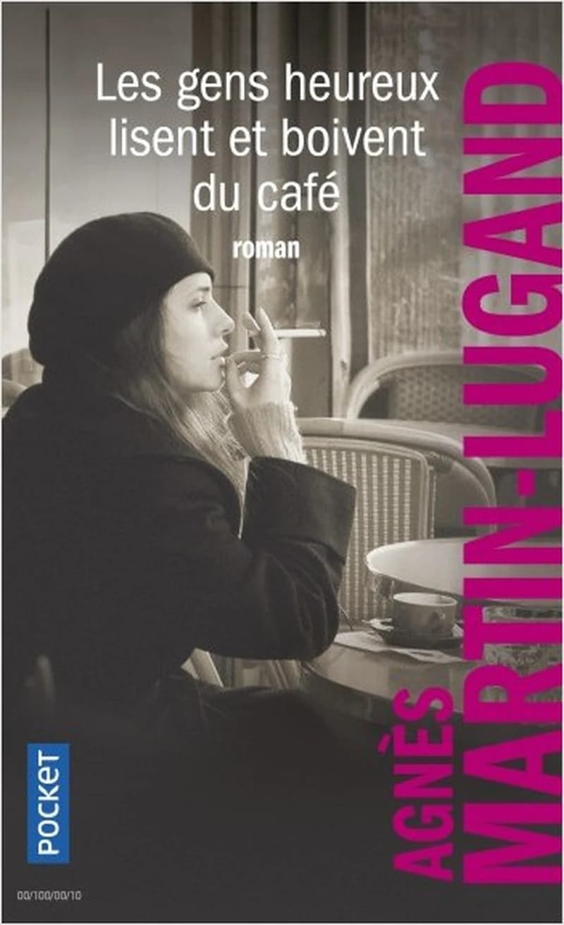 Les gens heureux lisent et boivent du café