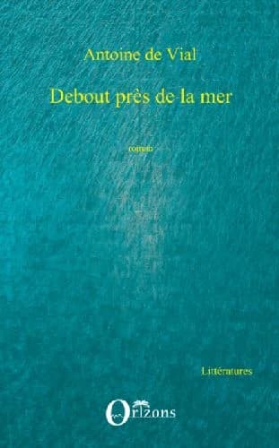 Debout près de la mer