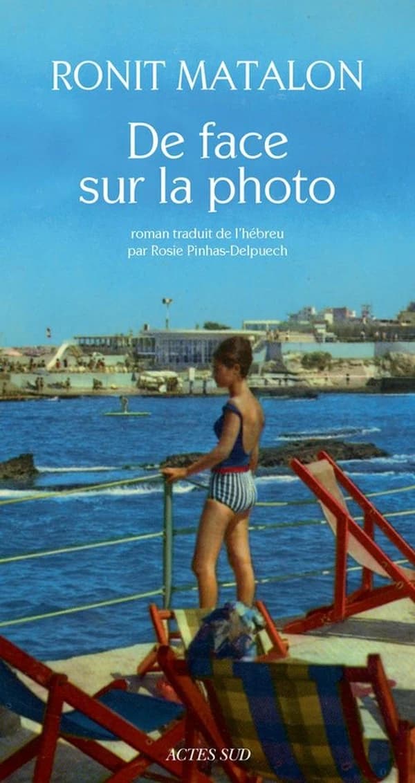 De face sur la photo : roman