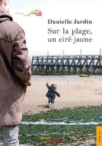 Sur la plage, un ciré jaune