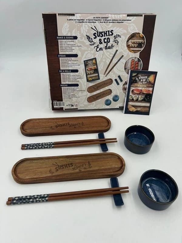 Coffret Sushis & Co en Duo : Coffret avec 2 paires de baguettes, 2 repose-baguettes, 2 plateaux, 2 coupelles et 1 livre de recettes
