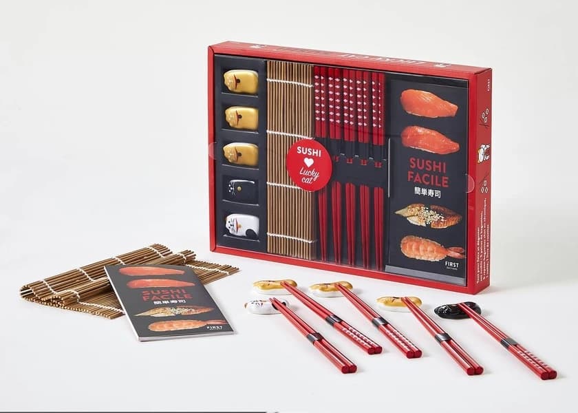 Lucky cat sushis : Coffret avec 1 natte en bambou, 5 paires de baguettes, 5 repose-baguettes et 1 livre de recettes