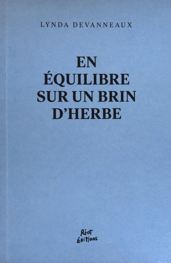 En équilibre sur un brin d'herbe