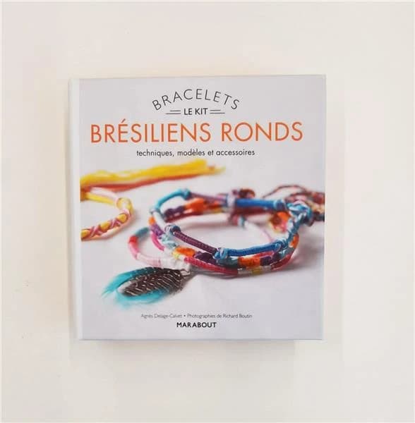 Le kit bracelets brésiliens ronds : Techniques, modèles et accessoires. Avec 1 livre de 7 modèles, 20 m de fils de coton multicolores, 1 plume et 1 charm