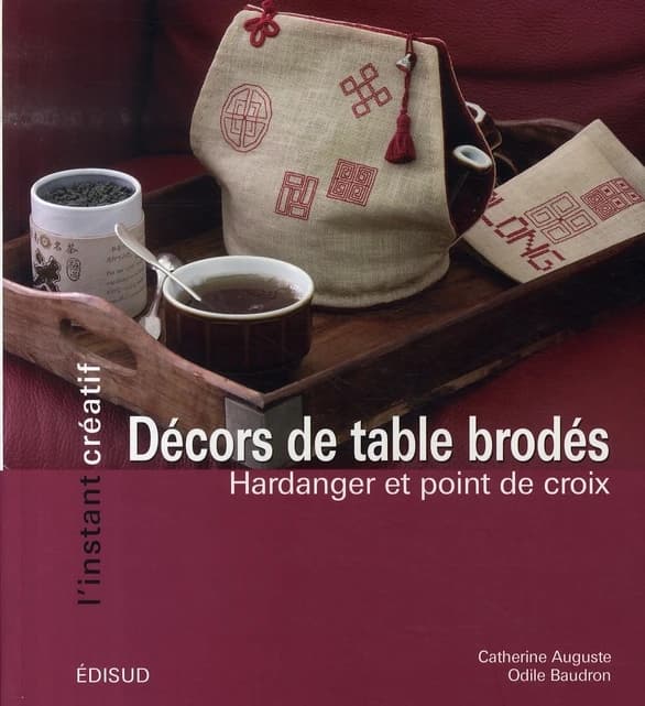Décors de table brodés : Hardanger et point de croix