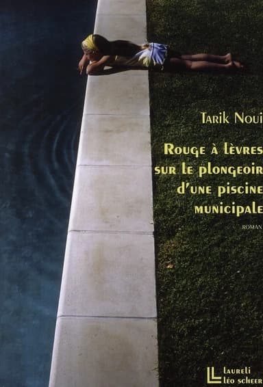 Rouge à lèvres sur le plongeoir d'une piscine municipale