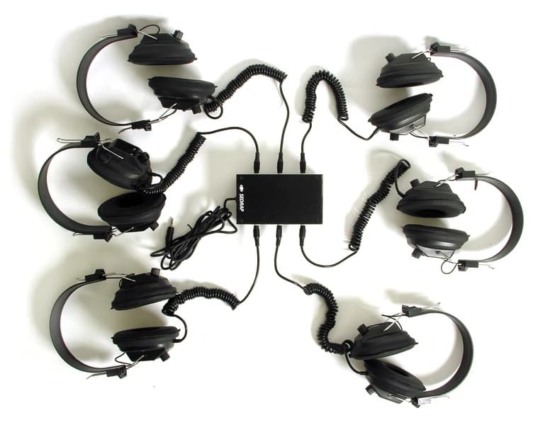 Le coin écoute universel ; l'appareil et 6 casques