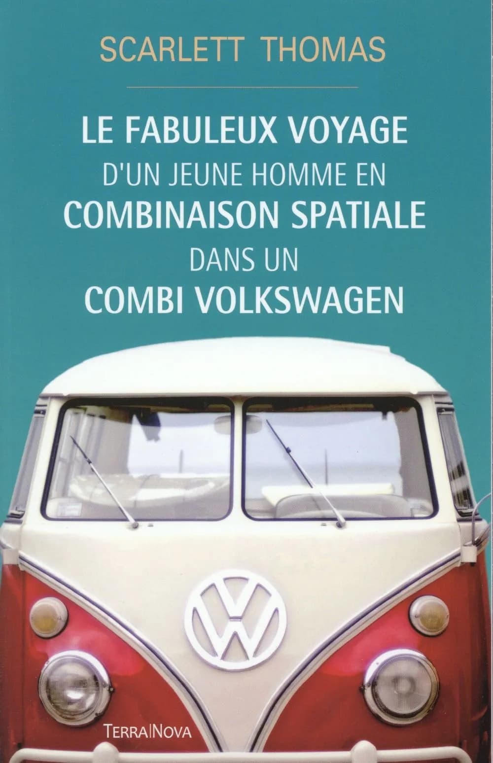 Le fabuleux voyage d'un jeune homme en combinaison spatiale dans un combi Volkswagen