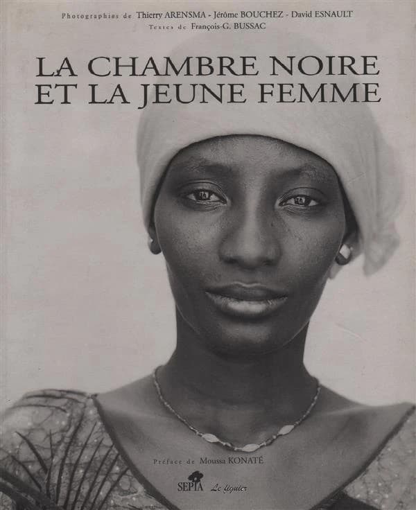 La chambre noire et la jeune femme : photos d'Afrique illustrées d'écritures