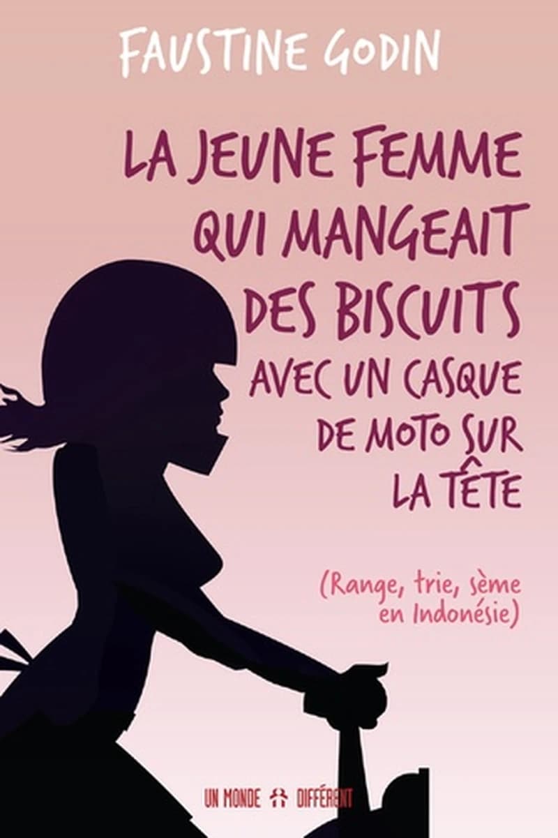 La jeune femme qui mangeait des biscuits avec un casque de moto sur la tête : range, trie, sème en Indonésie