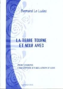 La terre tourne et nous avec : percussions, créativité et relation d'aide