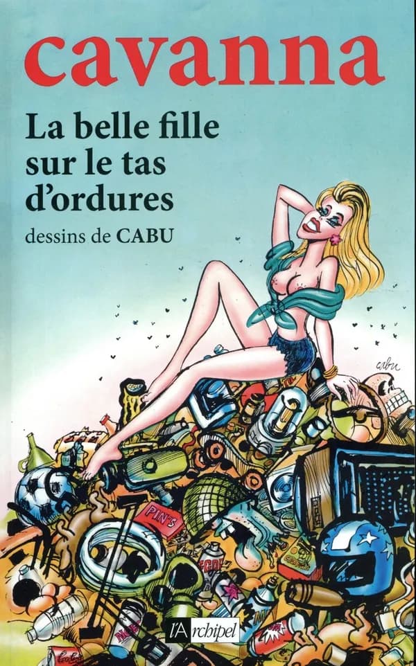 La belle fille sur le tas d'ordures