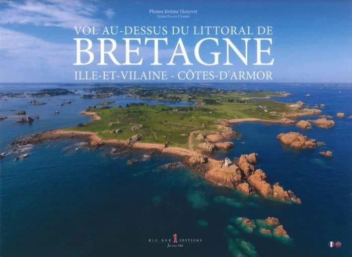 Vol au-dessus du littoral de Bretagne