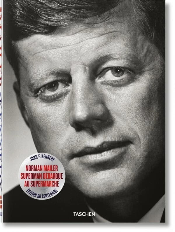 JFK : "Superman débarque au supermarché" : le portrait impertinent d'une campagne électorale (Éd. du centenaire) Norman Mailer ; édité par Nina Wiener ; direction artistique par Josh Baker ; conception par Lawrence Schiller ; introduction par J. Michael L