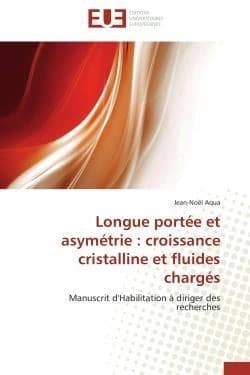 Longue portee et asymetrie : croissance cristalline et fluides charges