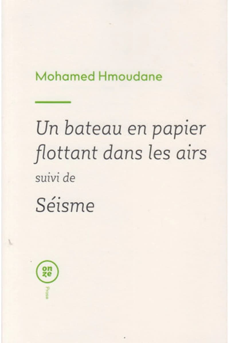 Un bateau en papier flottant dans les airs