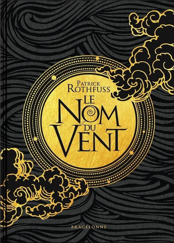 Le nom du vent (Éd. du 10e anniversaire) Patrick Rothfuss ; traduit de l'anglais (États-Unis) par Colette Carrière ; [illustrations du hors-texte et des gardes, Marc Simonetti]