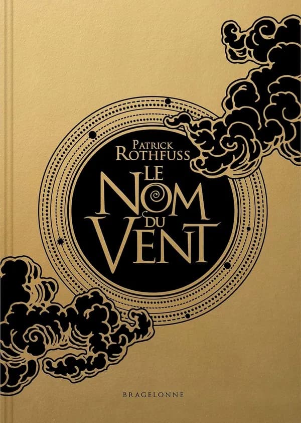 Le nom du vent (Éd. du 10e anniversaire numérotée et signée par l'auteur) Patrick Rothfuss ; traduit de l'anglais (États-Unis) par Colette Carrière ; [illustrations du hors-texte et des gardes, Marc Simonetti]