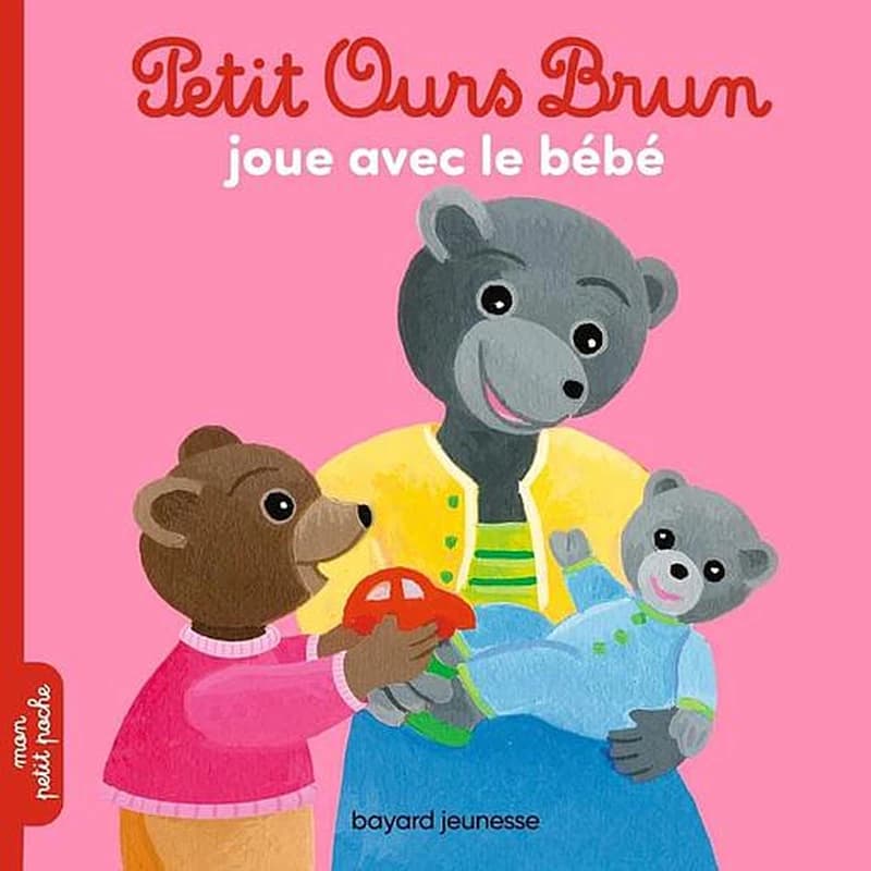 Petit Ours brun joue avec le bébé