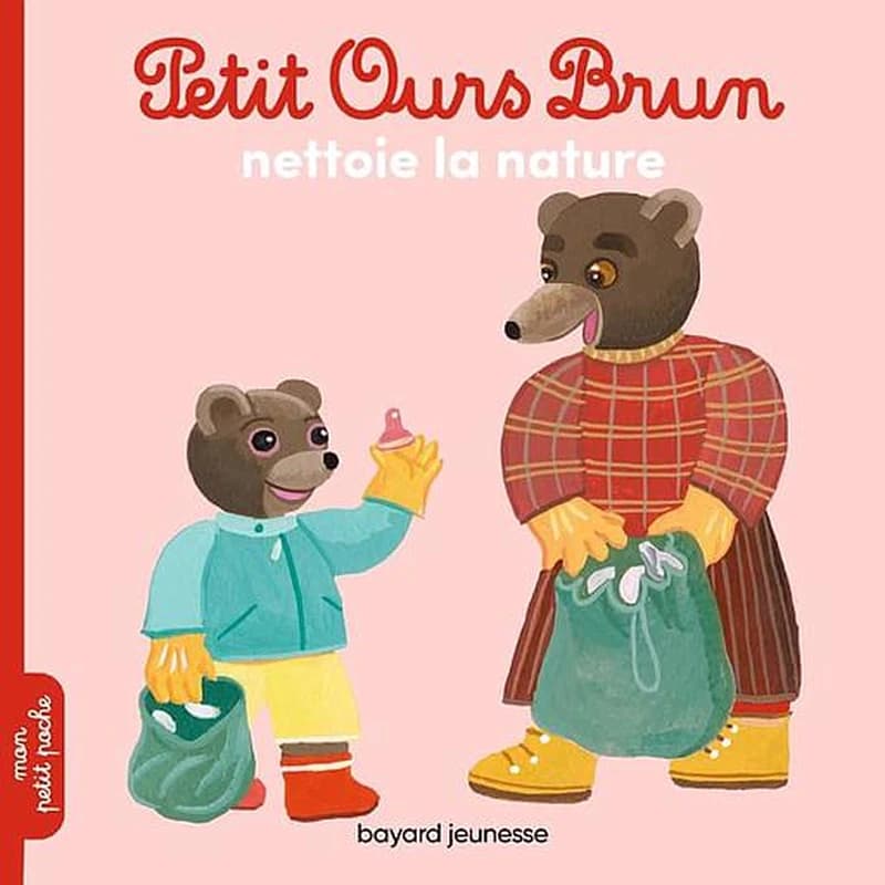Petit Ours brun nettoie la nature