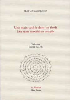 Une main cachée dans un tiroir