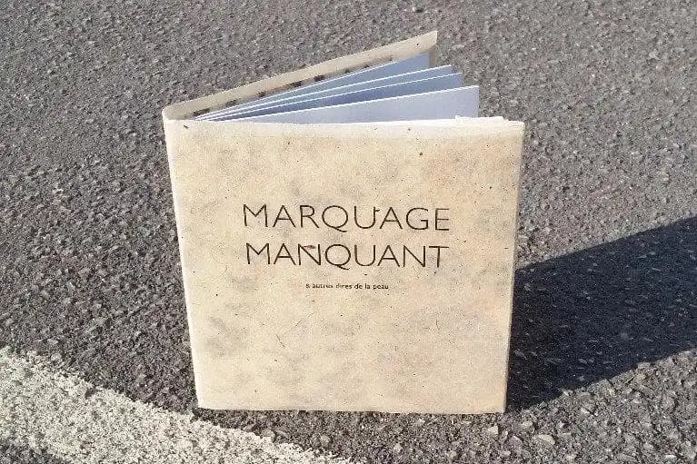 Marquage manquant : & autres dires de la peau