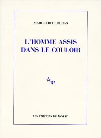 L'homme assis dans le couloir