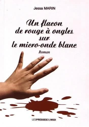 Un flacon de rouge à ongles sur le micro-onde blanc : roman