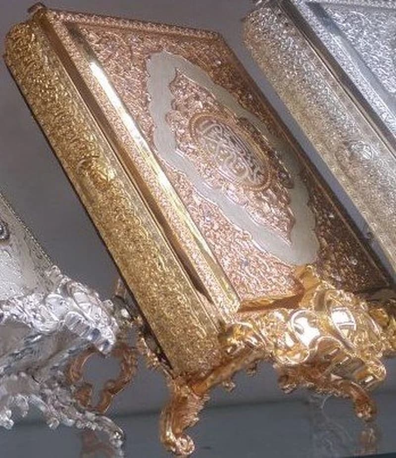 علبة القرآن الكريم ذهبية عاج مرصعة بالاحجار بحمالة كبيرة